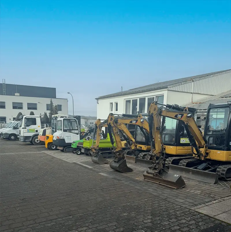 Mehrere Bagger auf Betriesbhof Beqiri