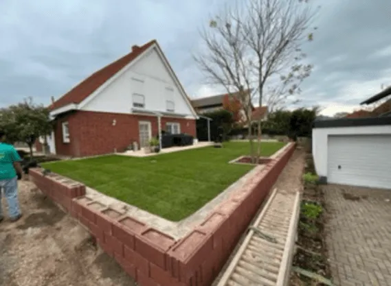 Rasen mit Mauer drum herum