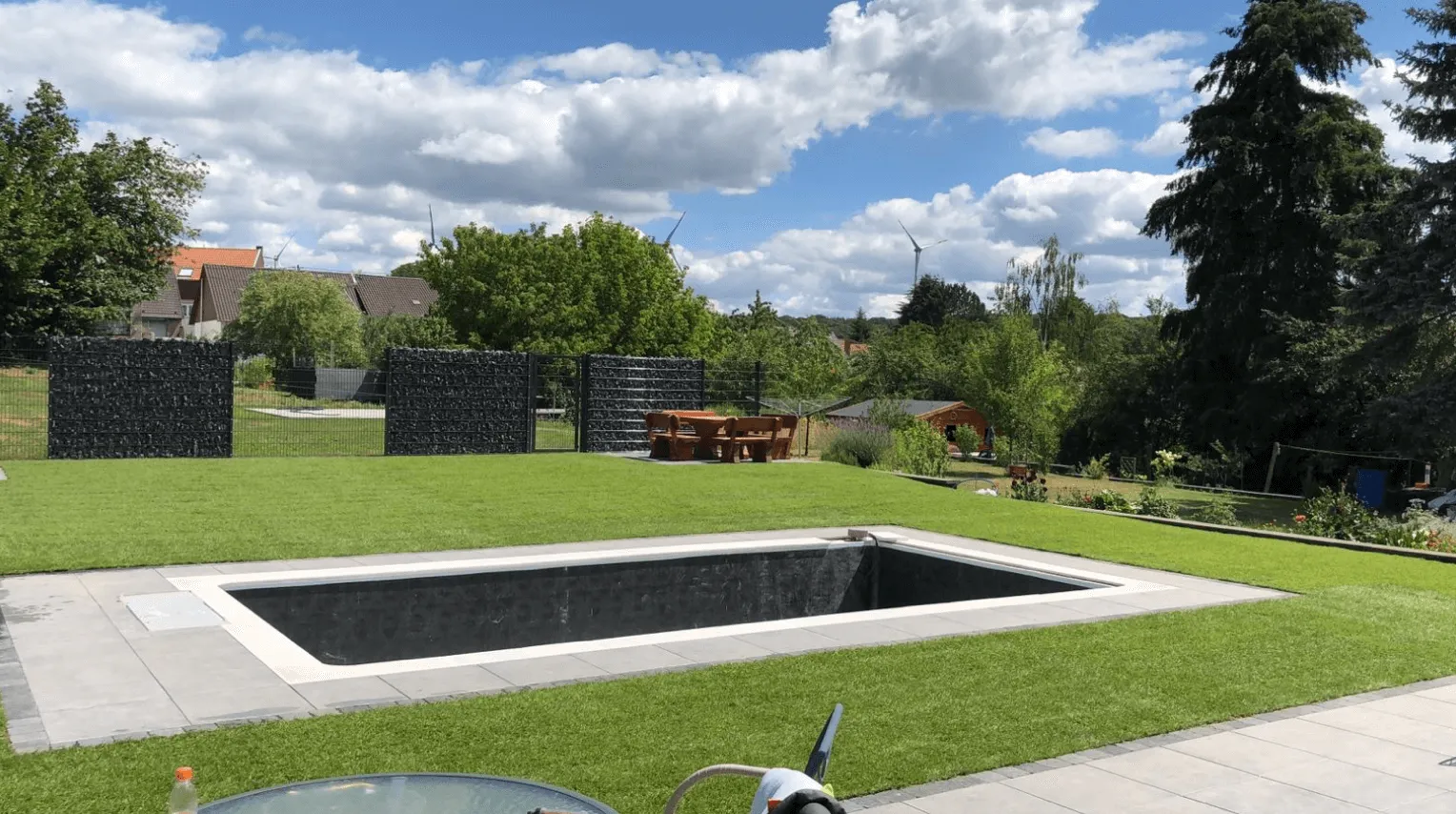 Pool inmitten einer Rasenfläshe