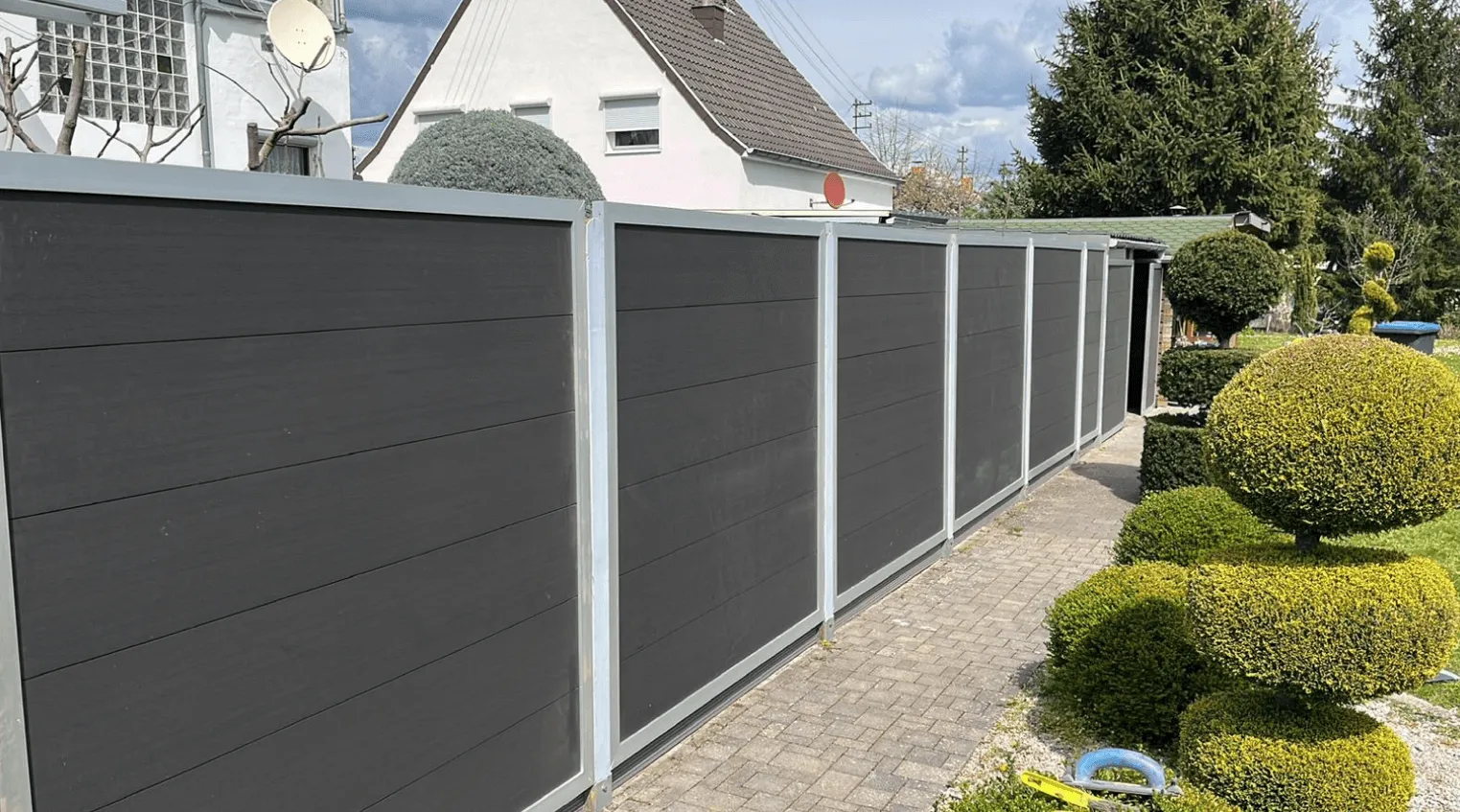 Zaun vor Gartenanlage