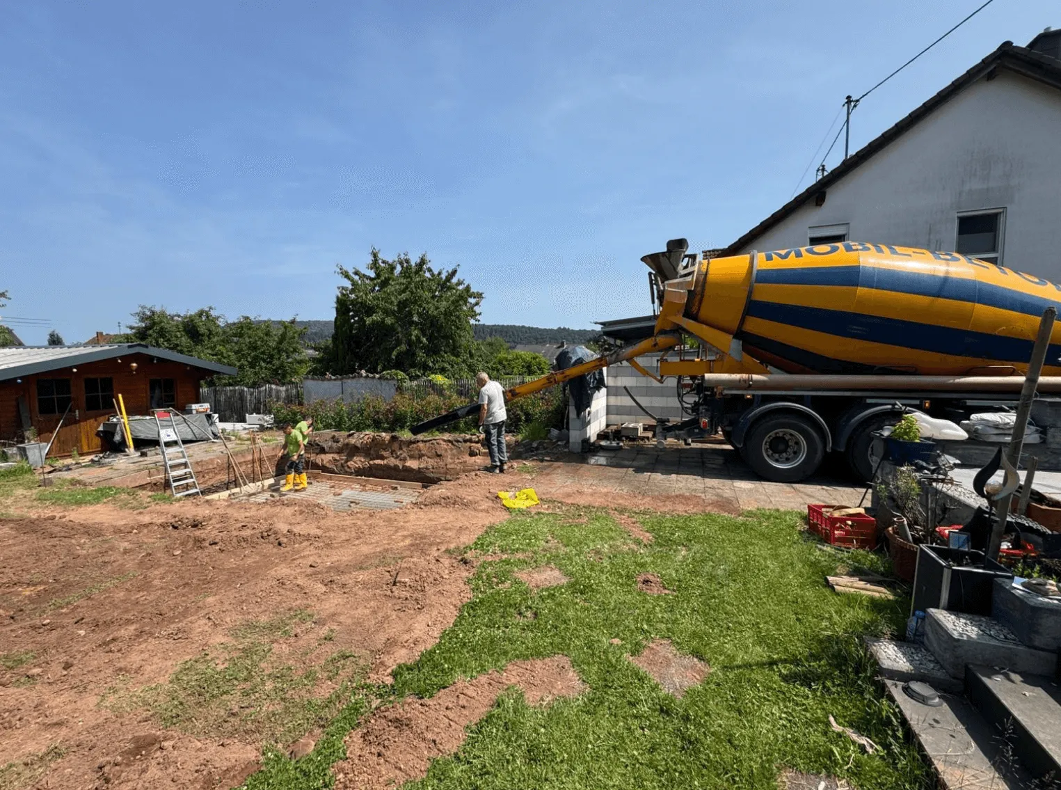 Betronmischer bringt Beton für Poolbau