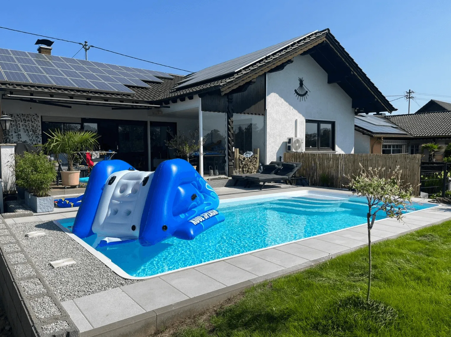 Pool im Garten eines Hauses