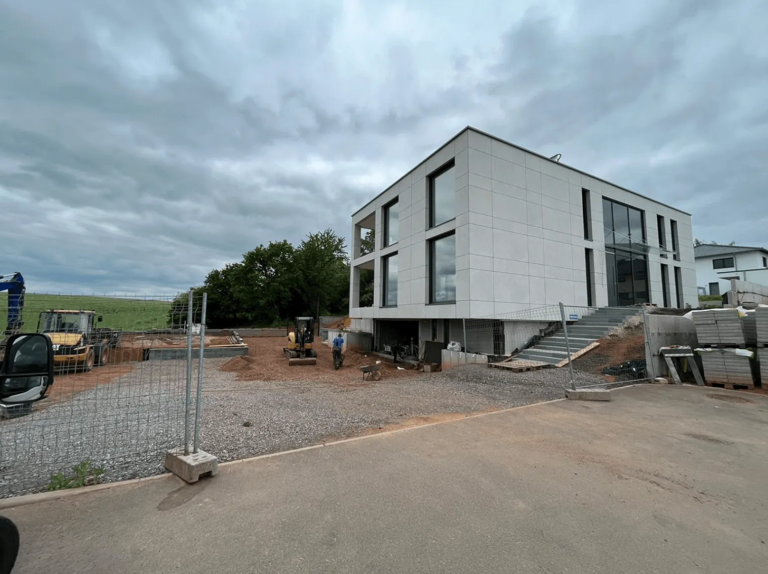 Vorbereitung für die Verlegung von Steinplatten vor einem Haus