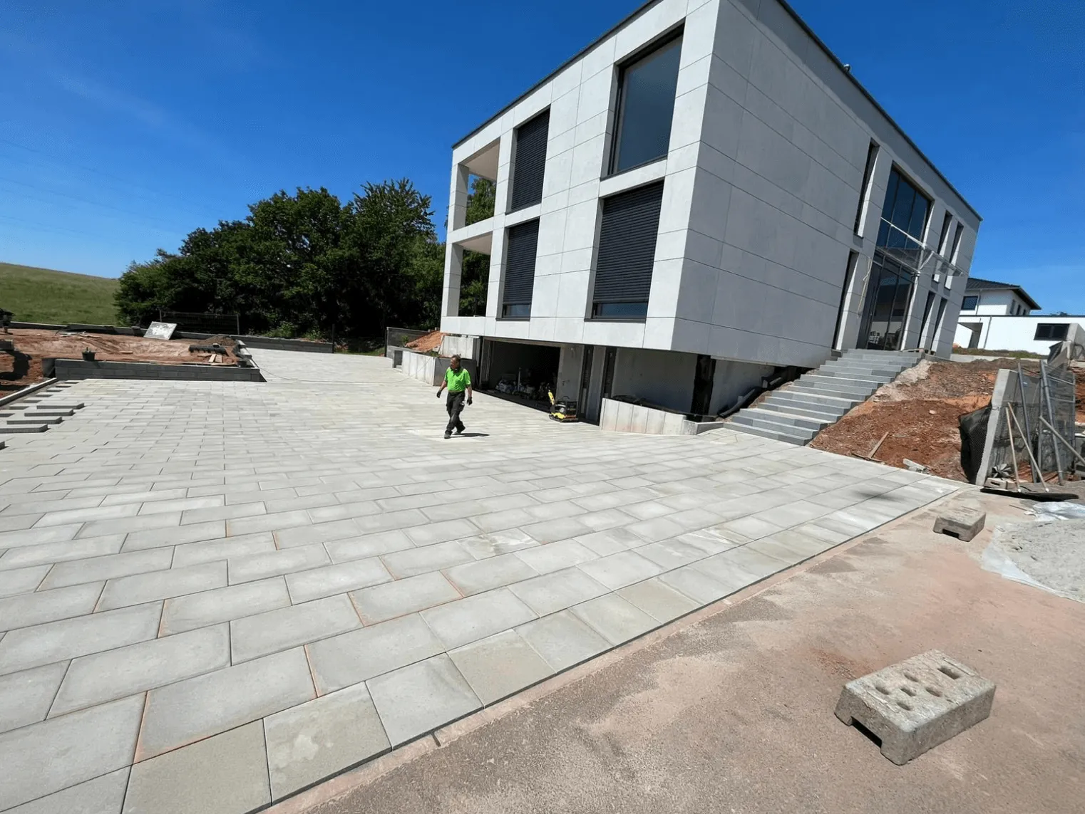 Steinplatten vor einem großen Haus