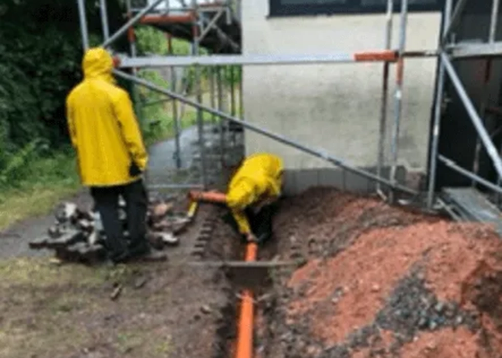 Arbeiten an Rohr unter der Erde
