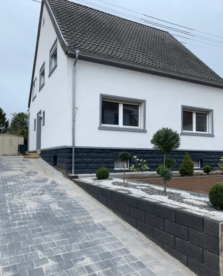Gepflasterte Einfahrt am Haus