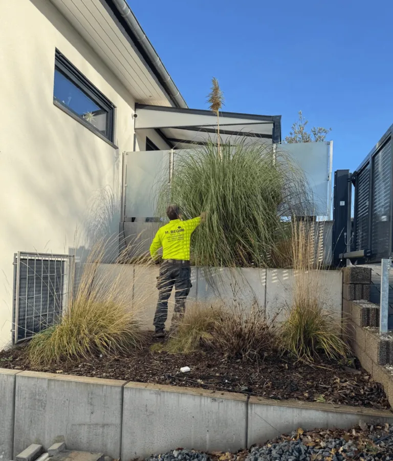 Mitarbeiter von Beqiri Garten- und Landschaftsbau arbeitet an Außenanlage